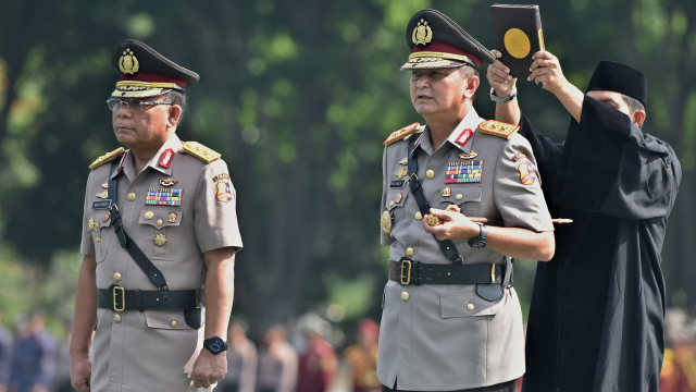 Irjen Rycko (kanan) membaca sumpah jabatan (Foto: ANTARA FOTO/R. Rekotomo/)