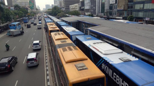 Bus TransJakarta Macet di Halte Harmoni (Foto: Ainul Qalbi/kumparan)
