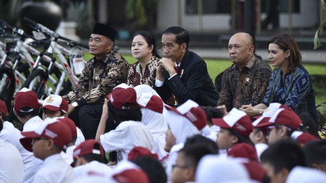 Mendikbud (paling kiri) di acara Hari Buku (Foto: ANTARA FOTO/Puspa Perwitasar)