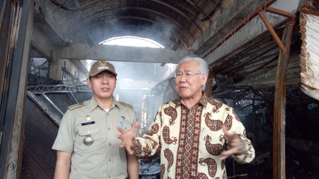 Mendag Cek Pasar Kramat Jati yang Terbakar (Foto: Ela Nurlaela/kumparan)