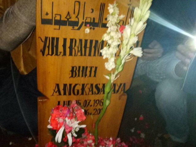 Fans Jupe berfoto di makamnya (Foto: DN Mustika Sari/kumparan)