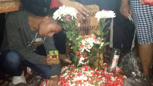 Fans Jupe berfoto di makamnya (Foto: DN Mustika Sari/kumparan)