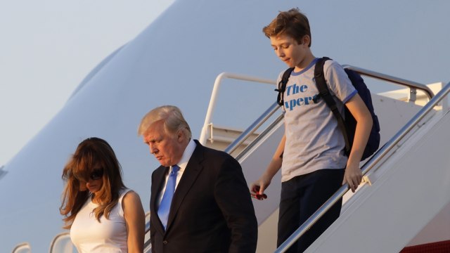 Melania, Donald Trump, dan Barron. (Foto: AP Photo/Patrick Semansky)