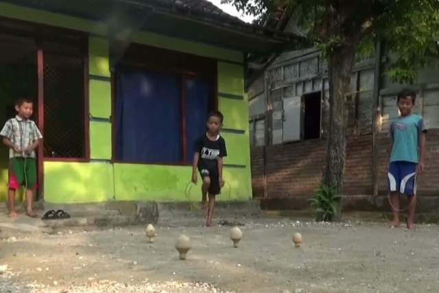 Anak – Anak yang Beradu Ketangkasan Main Gasing Sebelum Berbuka