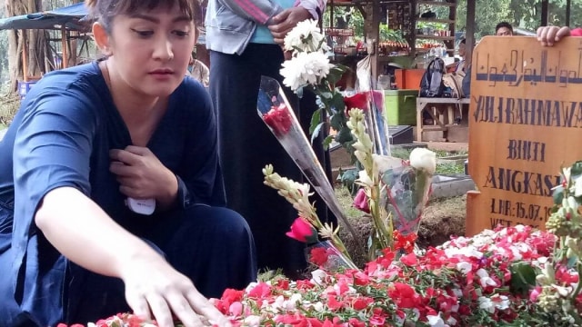 Nafa Urbach di pemakaman Julia Perez (Foto: Prabarini Kartika/kumparan)