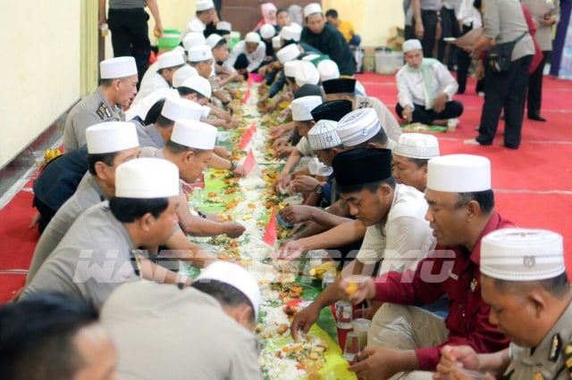Ngakan Polo’an, Tradisi Unik Makan Bersama di Probolinggo