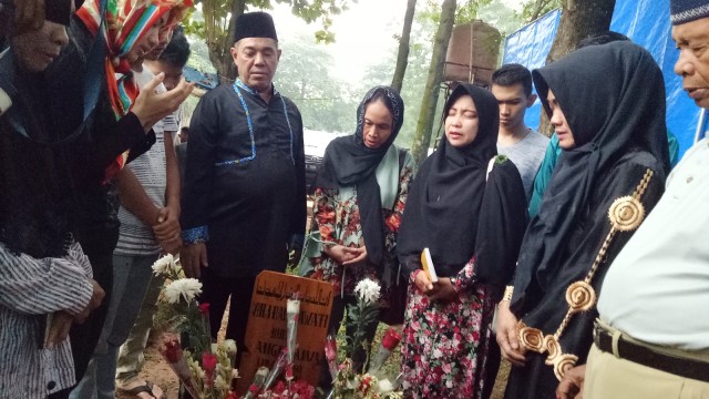 Keluarga Jupe nyekar ke makam (Foto: Prabarini Kartika/kumparan)