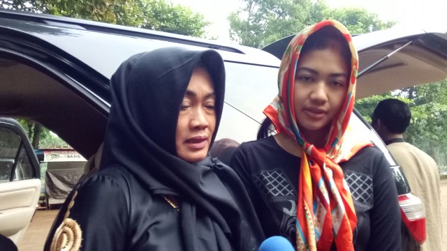 Keluarga Jupe nyekar ke makam (Foto: Prabarini Kartika/kumparan)