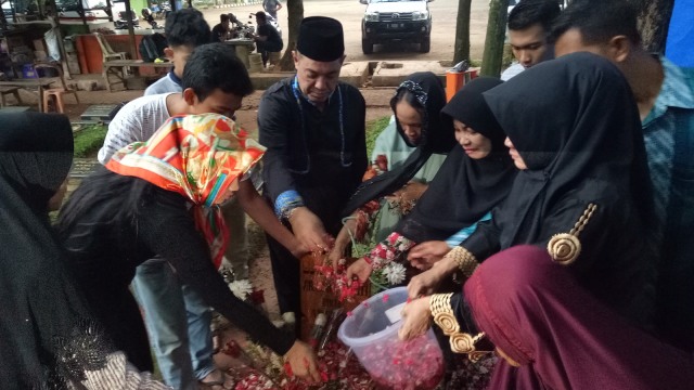 Keluarga Jupe nyekar ke makam (Foto: Prabarini Kartika/kumparan)
