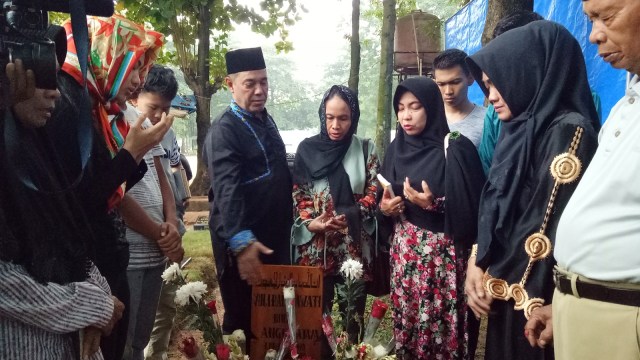 Keluarga Jupe nyekar ke makam (Foto: Prabarini Kartika/kumparan)