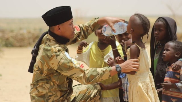 TNI bantu anak-anak Sudan (Foto: Instagram/@unamid35c_darfur)