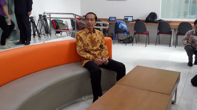 Jokowi sambangi ruang wartawan di Istana Presiden (Foto: Nicha Muslimawati/kumparan)