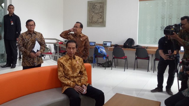 Jokowi sambangi ruang wartawan di Istana Presiden (Foto: Nicha Muslimawati/kumparan)