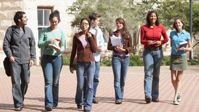 Bertanya pada senior soal ospek (Foto: Thinkstock)