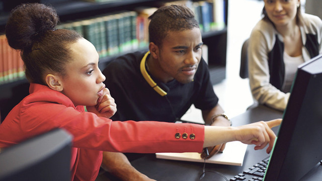 Cari info mengenai beasiswa. (Foto: Thinkstock)
