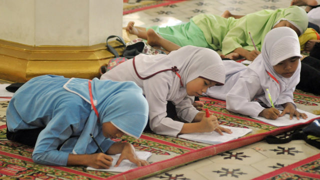 Siswa SD di Pesantren Ramadan (Foto: ANTARA FOTO/Iggoy el Fitra)