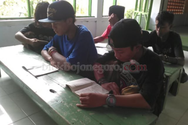Pensiun dari Jalanan, Kelompok Anak Punk Pilih Nyantri di Tuban (1)