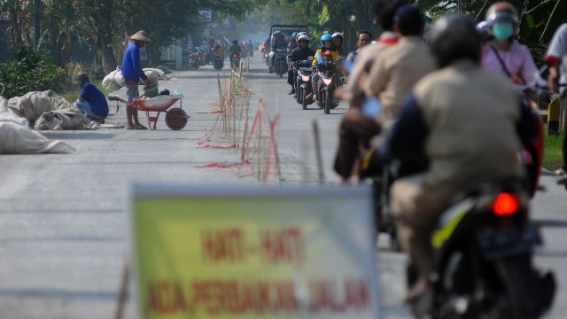 Ilustrasi pemudik dengan motor Foto: ANTARA FOTO/Harviyan Perdana Putra