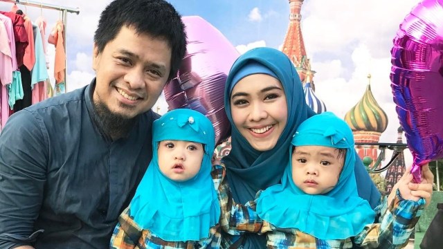 Oki Setiana Dewi dan keluarga (Foto: Instagram/@okisetianadewi)