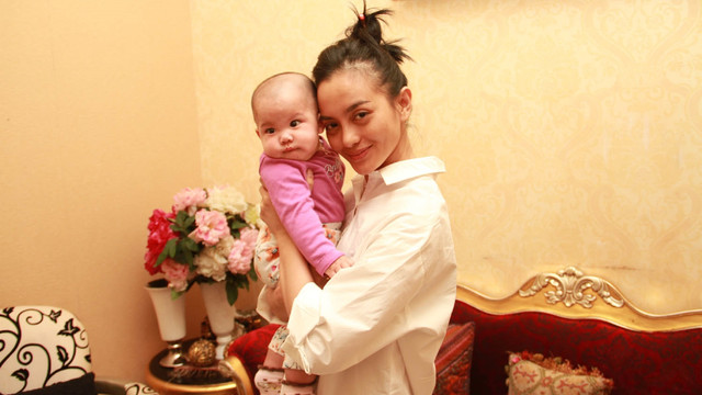 Ririn Ekawati dan sang anak (Foto: Munady Widjaja)