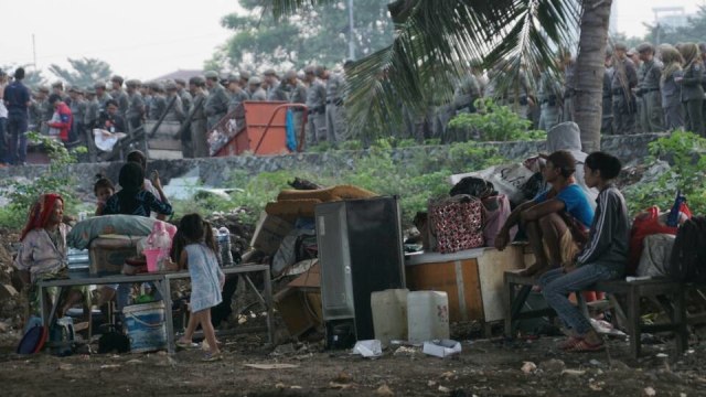 Menunggu ditertibkannya Kolong Tol Kalijodo. (Foto: Aditia Noviansyah/kumparan)