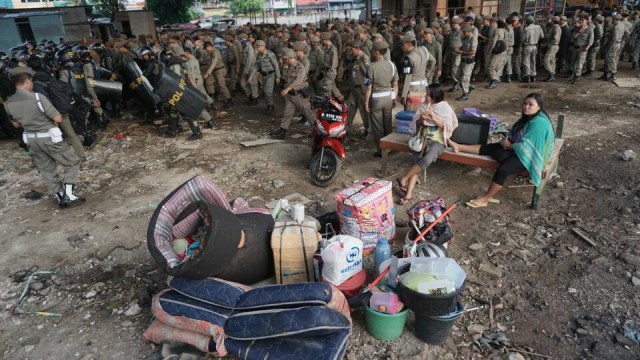 Ratusan petugas menertibkan kolong tol Kalijodo (Foto: Aditia Noviansyah/kumparan)
