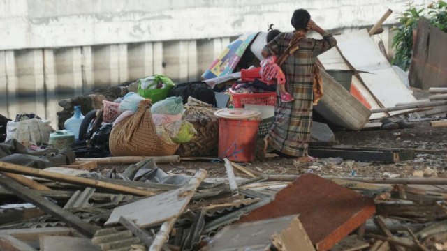 Seorang ibu dan anaknya di kolong tol Kalijodo (Foto: Aditia Noviansyah/kumparan)