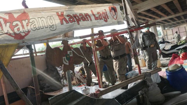Petugas membongkar bangunan di kolong tol (Foto: Aditia Noviansyah/kumparan)