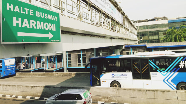 Halte bis Trans Jakarta Harmoni. (Foto: Jihad Akbar/kumparan)