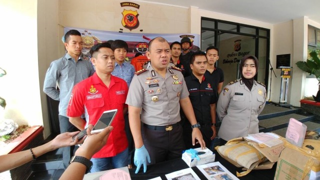 Barang bukti pelaku perampokan dan pembunuhan (Foto: Dok. Polres Bogor)