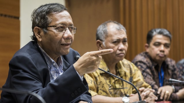 Mahfud MD (kiri) di KPK. (Foto: Antara/M Agung Rajasa)