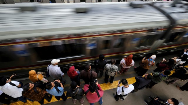 Suasana penumpang di Stasiun Tanah Abang (Foto: REUTERS/Beawiharta)