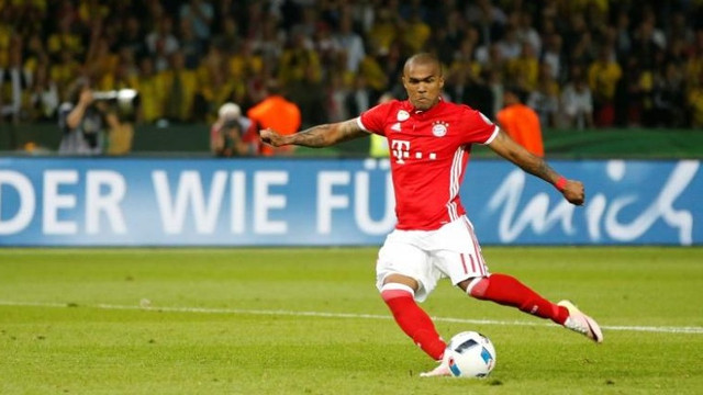 Douglas Costa berseragam Bayern Muenchen. Foto: Reuters