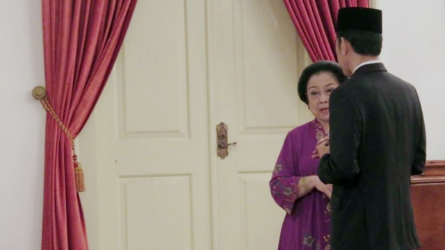 Jokowi dan Mega berbincang serius usai pelantikan (Foto: Yudhistira Amran Saleh/kumparan)