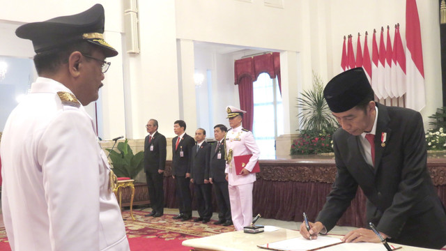 Presiden Jokowi di pelantikan Djarot. (Foto: Yudhistira Amran Saleh/kumparan)