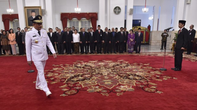 Jokowi melantik Djarot (Foto: Antara/Puspa Perwitasari)
