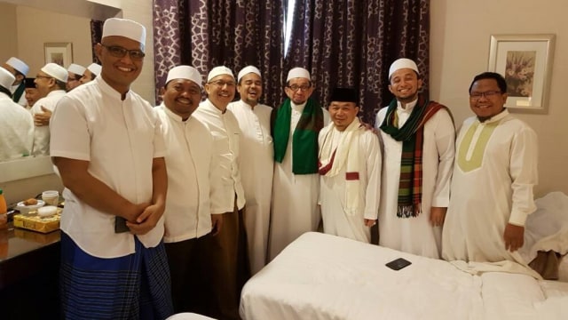 Anggota DPR FPKS Bertemu Habib Rizieq (Foto: Dok.  Kuasa Hukum Habib Rizieq, Sugito.)