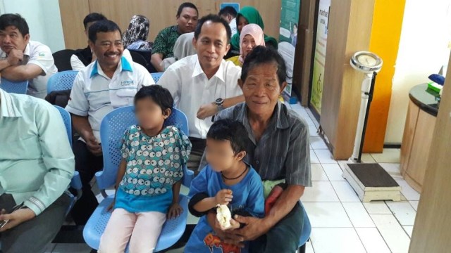 Joni dan anak-anak (Foto: Dok. Kemensos)