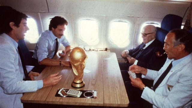 Bearzot bersama Sandro Pertini dan dua pemainnya. (Foto: Wikimedia Commons)