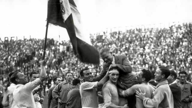 Pozzo diarak oleh anak-anak asuhnya. (Foto: Wikimedia Commons)