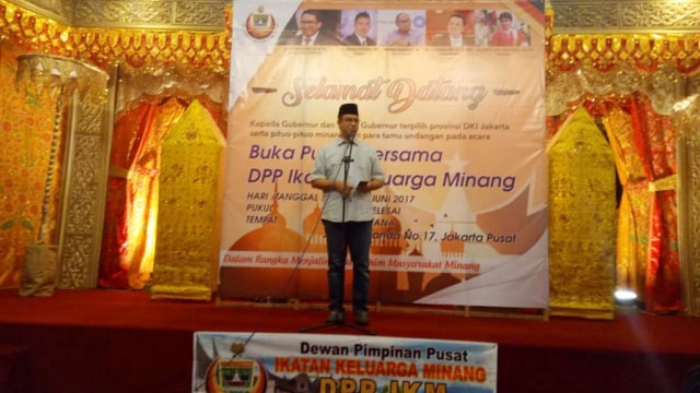 Anies beri sambutan di buka puasa keluarga Minang (Foto: Wandha Hidayat/kumparan)