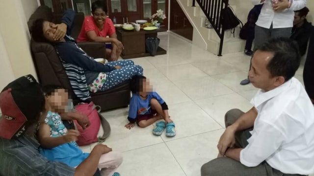 Keluarga Joni-Isa. (Foto: Dok. Kemensos)