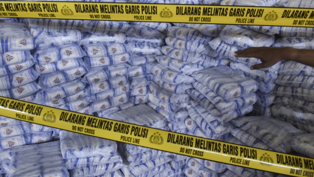 Ilustrasi penyegelan produk PT Garam. (Foto: Zabur Karuru/Antara)
