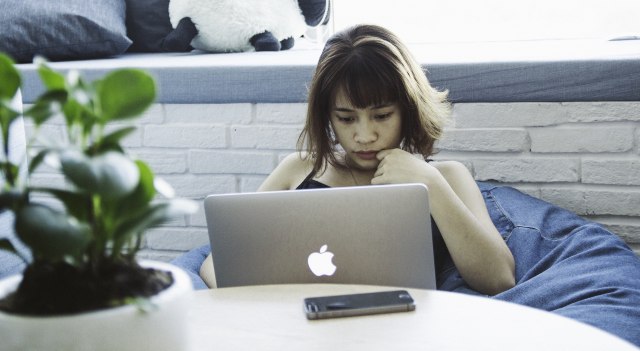 Benarkah Menatap Layar Laptop Berjam-jam Dapat Menyebabkan Kebutaan? 