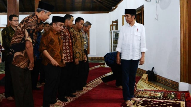 Berbuka puasa di jalan dari Cilacap ke Banyumas. (Foto: Kris/Biro Pers Setpres)