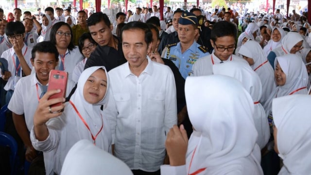 Jokowi bagi KIP di Purwokerto (Foto: Rusman - Biro Pers Setpres)