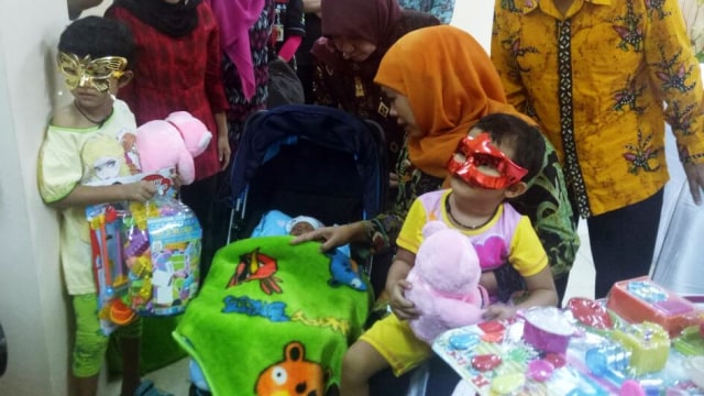 Mensos kunjungi pasangan Joni-Isa di Panti Sosial  (Foto: Wandha Hidayat/kumparan)