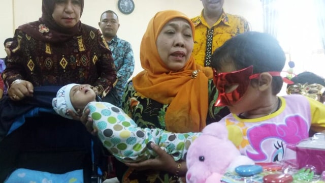 Mensos kunjungi pasangan Joni-Isa di Panti Sosial  (Foto: Wandha Hidayat/kumparan)