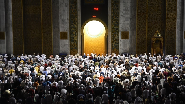 Iktikaf di Masjid Al Akbar (Foto: Risyal Hidayat/Antara)