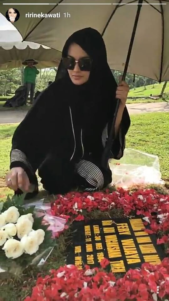 Ririn ziarah ke makam sang suami (Foto: Insta Story Ririn Ekawati)